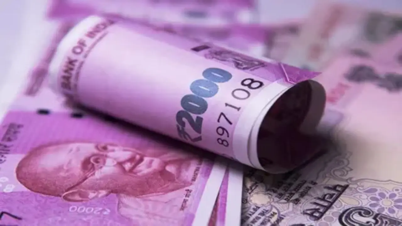 Rupee rallies after RBI unveils steps to attract foreign investments. Representational Pic